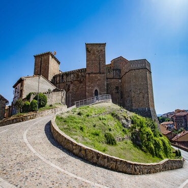 Castillo-Mora-01.jpg